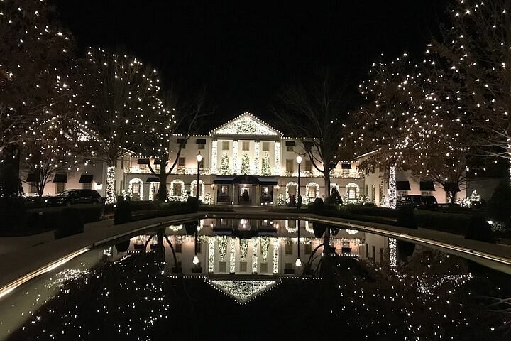 christmas decorations walking tour colonial williamsburg