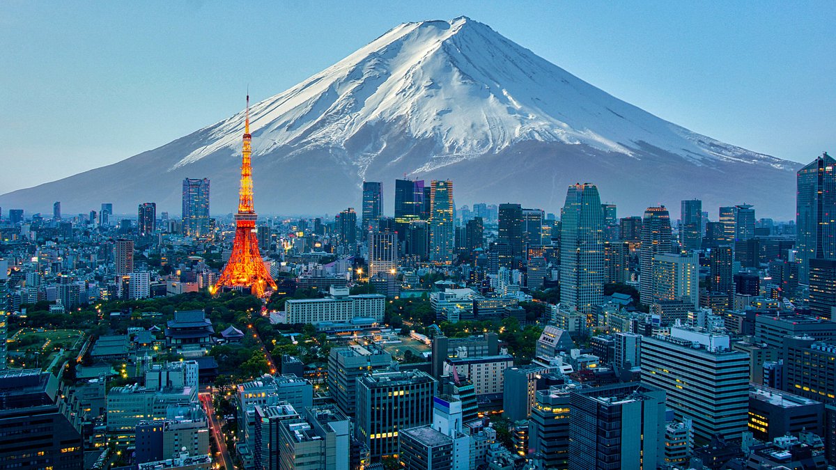 Der Fudschijama und die Skyline Tokios in der Dämmerung 