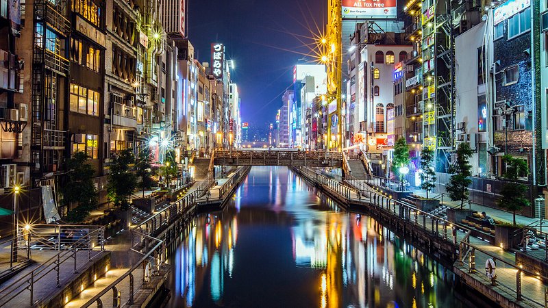 Vista nocturna del canal Dotonbori en Osaka, Japón 