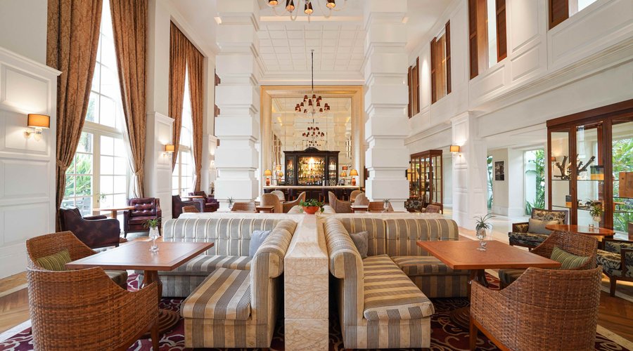 Step back in time to the glamorous days of the 1920s at The Verandah Lounge. Known as one of Langkawi’s classiest lounges, you’ll be greeted with a visually stunning display of soaring high ceilings, magnificent chandeliers and towering pillars. This hidden gem is effortlessly stylish where you can unwind on plush sofas listening to live entertainment and indulge in nibbles and cocktails.