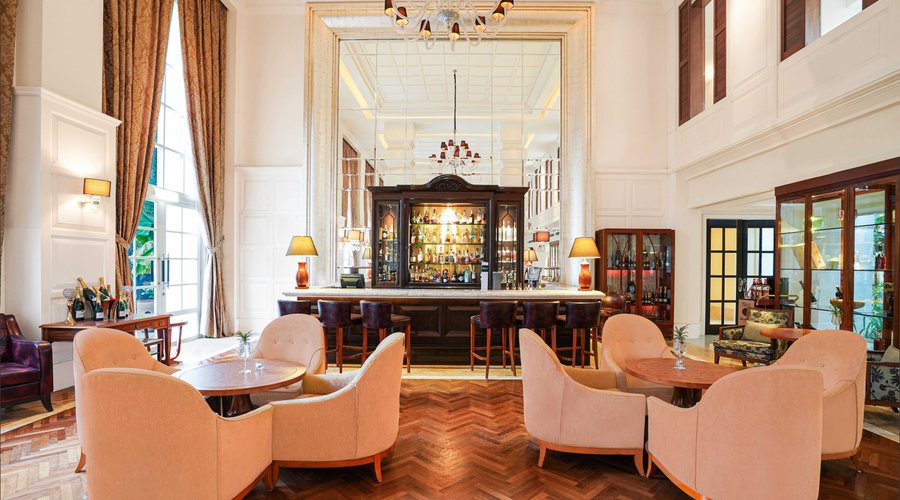 Step back in time to the glamorous days of the 1920s at The Verandah Lounge. Known as one of Langkawi’s classiest lounges, you’ll be greeted with a visually stunning display of soaring high ceilings, magnificent chandeliers and towering pillars. This hidden gem is effortlessly stylish where you can unwind on plush sofas listening to live entertainment and indulge in nibbles and cocktails.