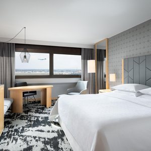 King Premium Guest Room - Airport View