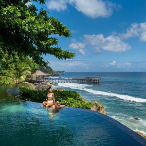 The dazzling Ocean Beach Pool located on the winding cliffstone pathway to Rock Bar, BALI. This adult only infinity pool is the ideal location to experience all-day beachfront bathing with brilliant ocean views in Bali.