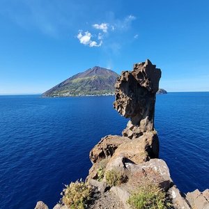 Stromboli or Russian roulette tourism