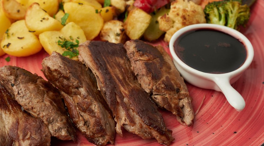 Tapilla de cerdo ibérico de bellota, con verduras salteadas en wok