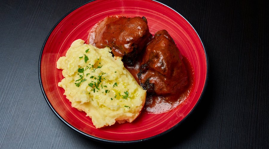 Rabo de toro en salsa de vino tinto y tomate, con puré de papas