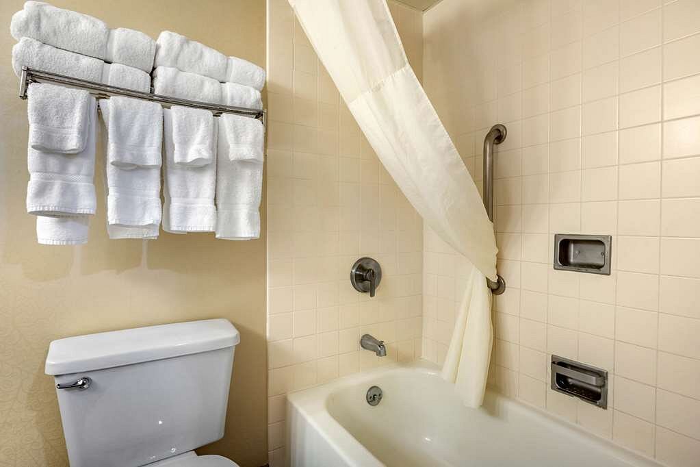 CLARION HOTEL MARINA & CONFERENCE CENTER $123 ($̶1̶5̶1̶) - Prices