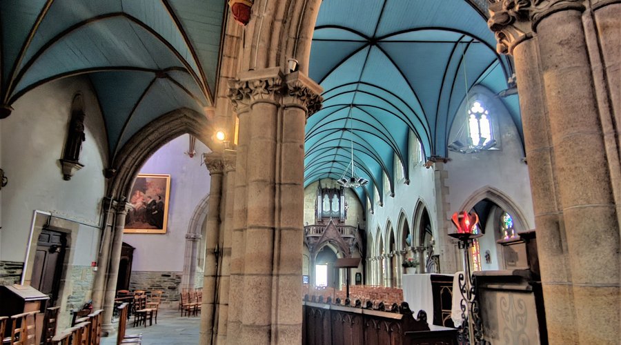 Une belle église du 19ème, ouverte et accueillante, le chœur et le déambulatoire sont superbes. Même si elle a des allures d'une petite cathédrale, ses proportions n'écrasent pas le visiteur, c'est une église vaste mais chaleureuse. Les vitraux méritent à eux-seuls une visite, autels, retables, tableaux et statuaire du 17ème et 18ème forment un mobilier remarquable. L'orgue et la tribune sont magnifiques.