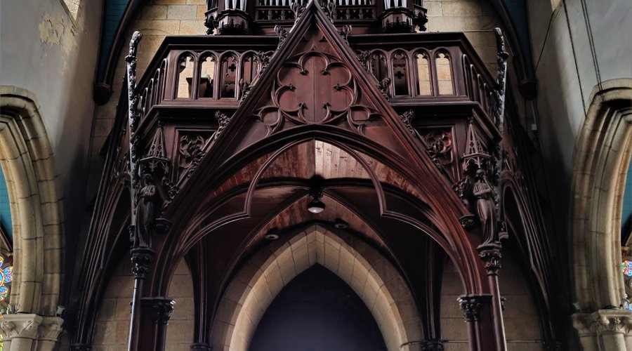 Une belle église du 19ème, ouverte et accueillante, le chœur et le déambulatoire sont superbes. Même si elle a des allures d'une petite cathédrale, ses proportions n'écrasent pas le visiteur, c'est une église vaste mais chaleureuse. Les vitraux méritent à eux-seuls une visite, autels, retables, tableaux et statuaire du 17ème et 18ème forment un mobilier remarquable. L'orgue et la tribune sont magnifiques.