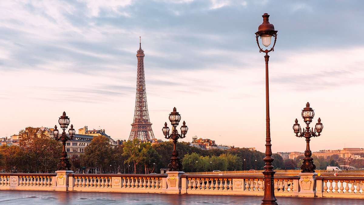 Pont Alexandre III bridge and the Eiffel Tower at sunrise, Paris, France 