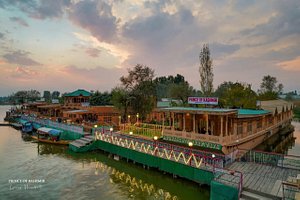 Prince of Kashmir Luxury Houseboat in Srinagar, image may contain: Waterfront, Resort, Hotel, Scenery