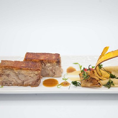 White plate with cochinillo lechal dish