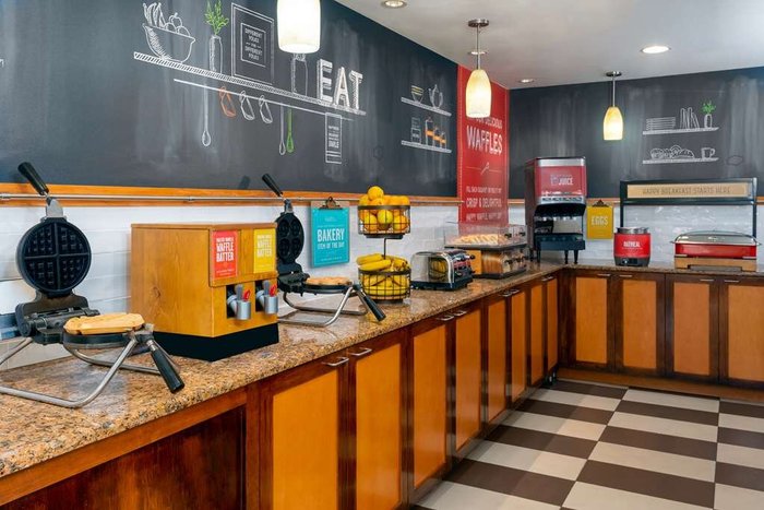 What Time Does Hampton Inn Serve Breakfast: Early Eats!