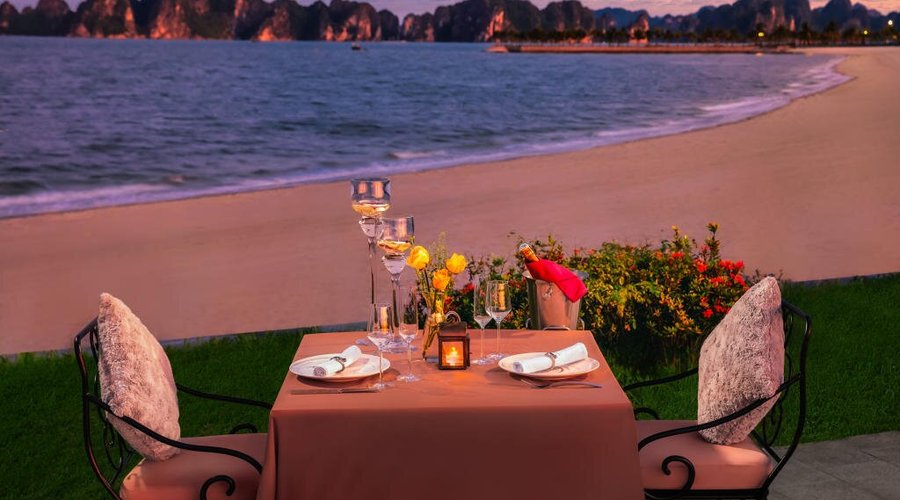 Private romantic dinners by the sea match couples' desire.