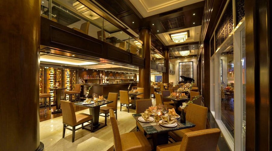 Located on the first floor of the Paradise Suites hotel, with a capacity of up to 300 guests, our Whiskey Gallery Restaurant has luxurious deep brown tones of wood and leather, reminiscent of the ancient and elegant beauty.  Inspired by Halong Bay itself, the restaurant's world cuisine masters bring the quintessential heritage experience with a variety of Asian and European delicacies served on a set or à la carte menu.