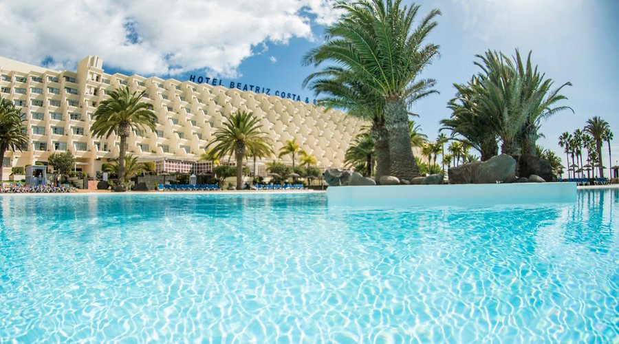 Una maravillosa vista del edificio principal desde la zona de piscina.