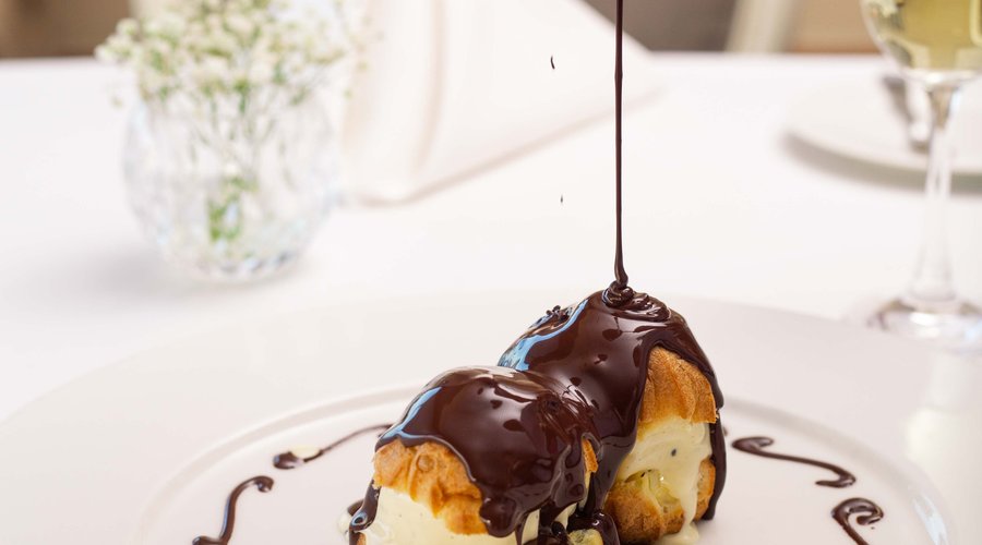 Profiteroles com sorvete e calda de chocolate