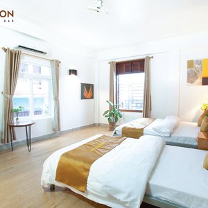 Phòng Family với 1 giường đôi (1.8x x 2m) và 1 giường đơn (1.4m x 2m) dành cho 2 người lớn, 1 trẻ em dưới 12 tuổi và 1 trẻ em dưới 6 tuổi.

---
Family Room with 1 King size bed (1.8m x 2m) and 1 single bed (1.4m x 2m) for 2 adults, 1 children under 12 years olds and 1 children under 6 years olds.