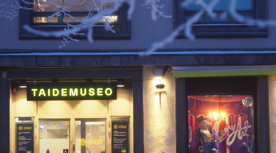 Jyväskylä Art Museum is located in Kauppakatu Jyväskylä, right next to Kirkkopuisto park in the city centre. Here pictured in winter 2021.