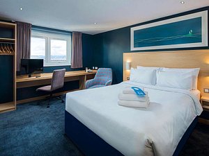 Travelodge Regent Hotel Leamington Spa in Leamington Spa, image may contain: Furniture, Dorm Room, Home Decor, Chair