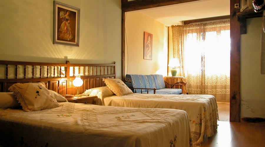 Habitación con doble cama y salita
