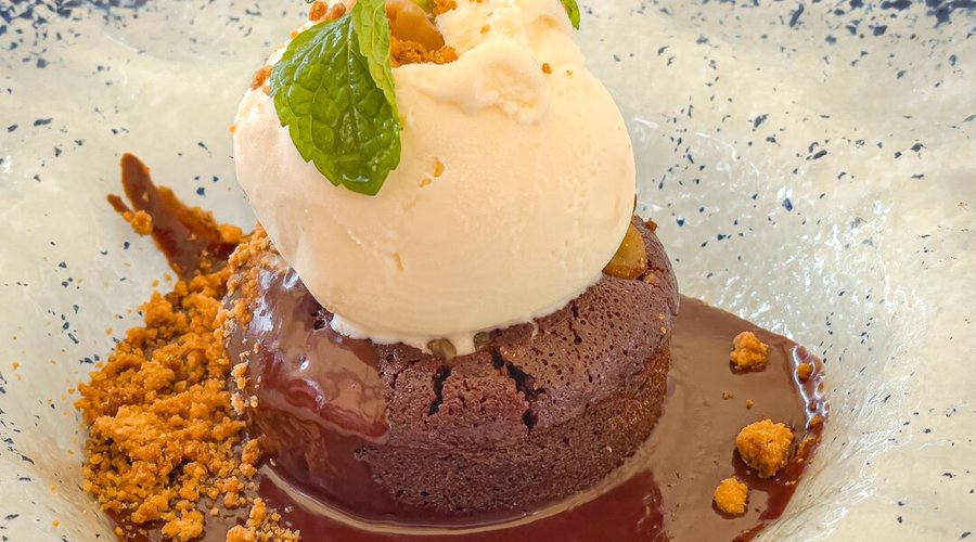 Brownie con una bola de helado de vainilla y extra de chocolate