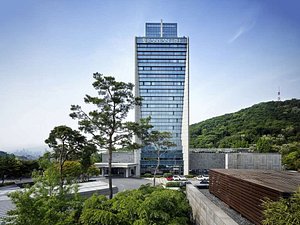 Banyan Tree Club & Spa Seoul in Seoul, image may contain: City, Office Building, Urban, High Rise