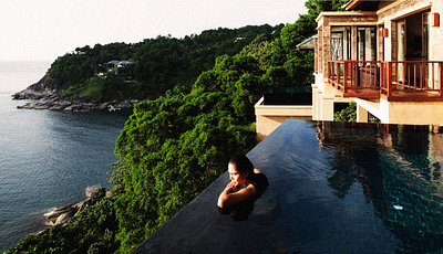 Frau, die am Infinity-Pool im Paresa Resort, Phuket, entspannt