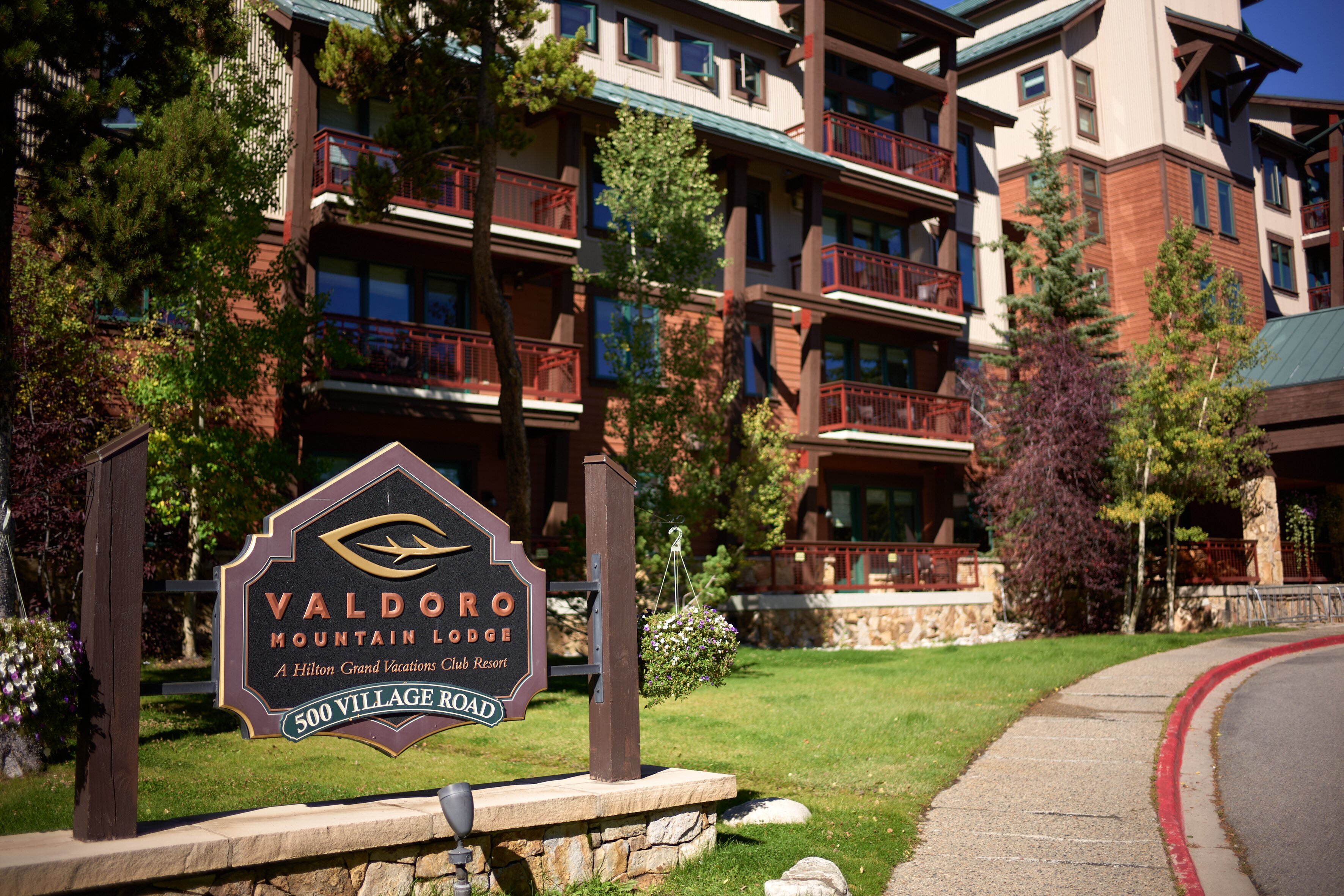 HILTON GRAND VACATIONS CLUB VALDORO MOUNTAIN LODGE BRECKENRIDGE   Caption 