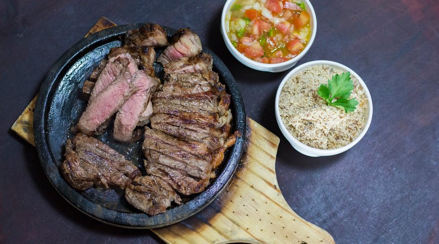 TODAS AS NOSSAS CARNES VEM COM FAROFINHA ESPECIAL DA CASA E VINAGRETE FRESQUINHO.