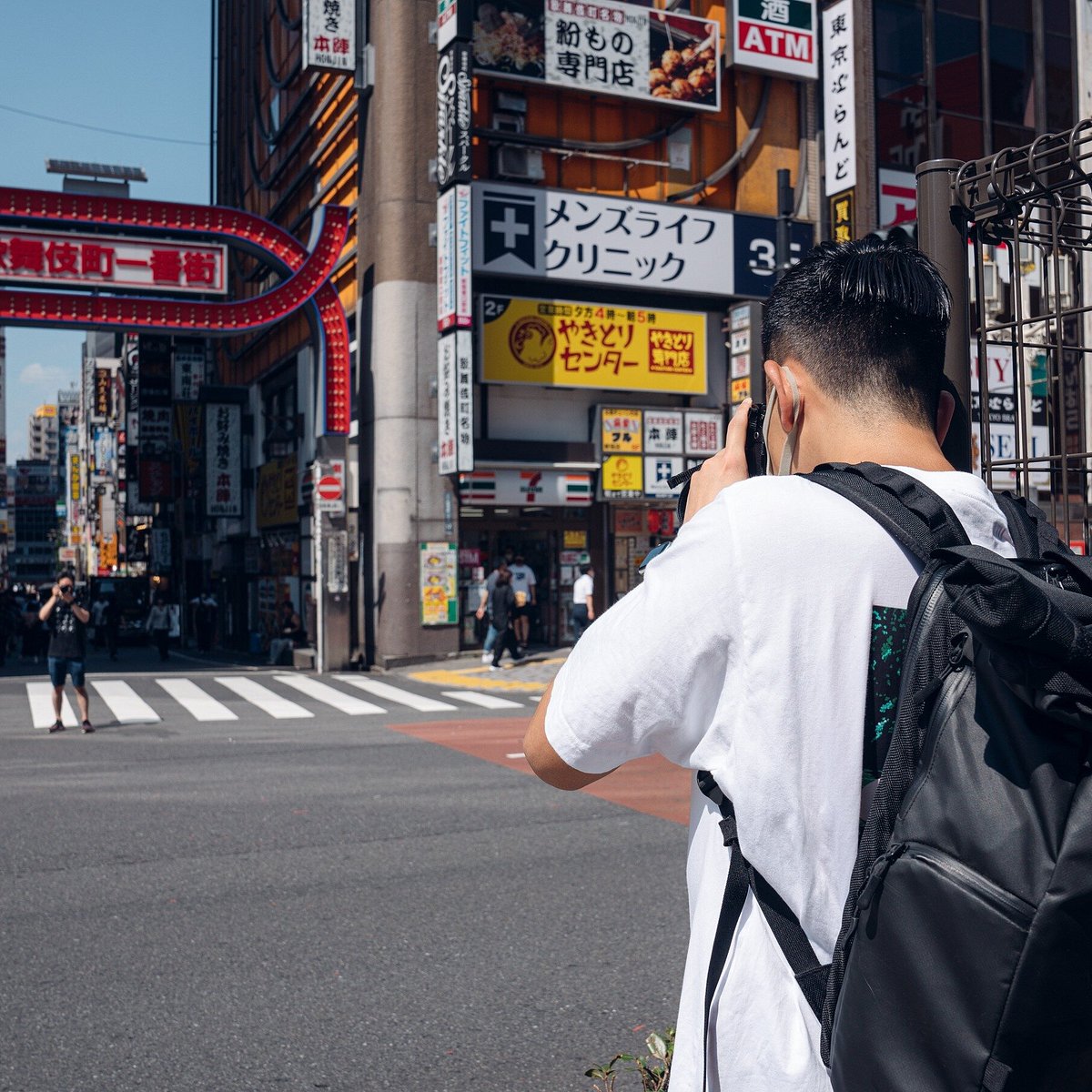 Explore 'deep' spots of Tokyo with famous photographers (Shinjuku ...