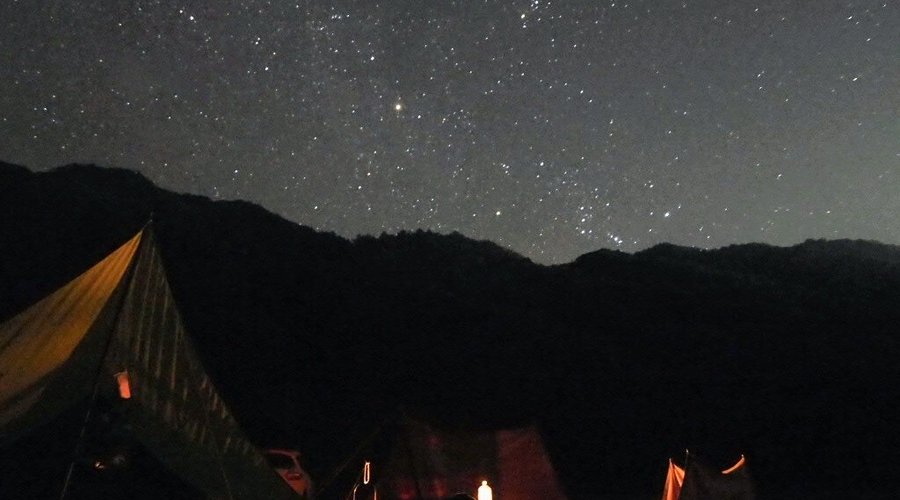 谷川岳から近く山が近く感じるキャンプ場です。お猿さんもあそびにきました。