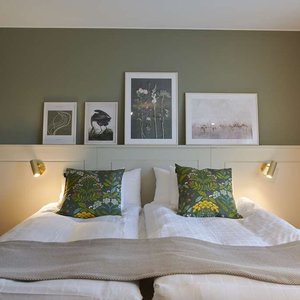 King Queen bed front with lights