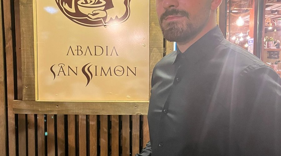 Julio, encargado de sala y Maitre. Él es la conexión directa entre la cocina y tú, así que, si sueles venir por Abadía, seguro que ya le has visto deambulando por Sala!