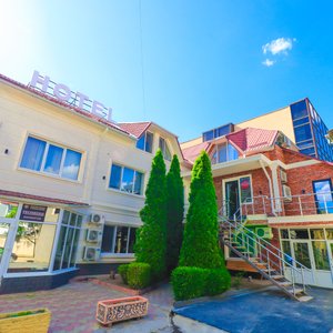 Фасад здания со стороны главной улицы Ленина