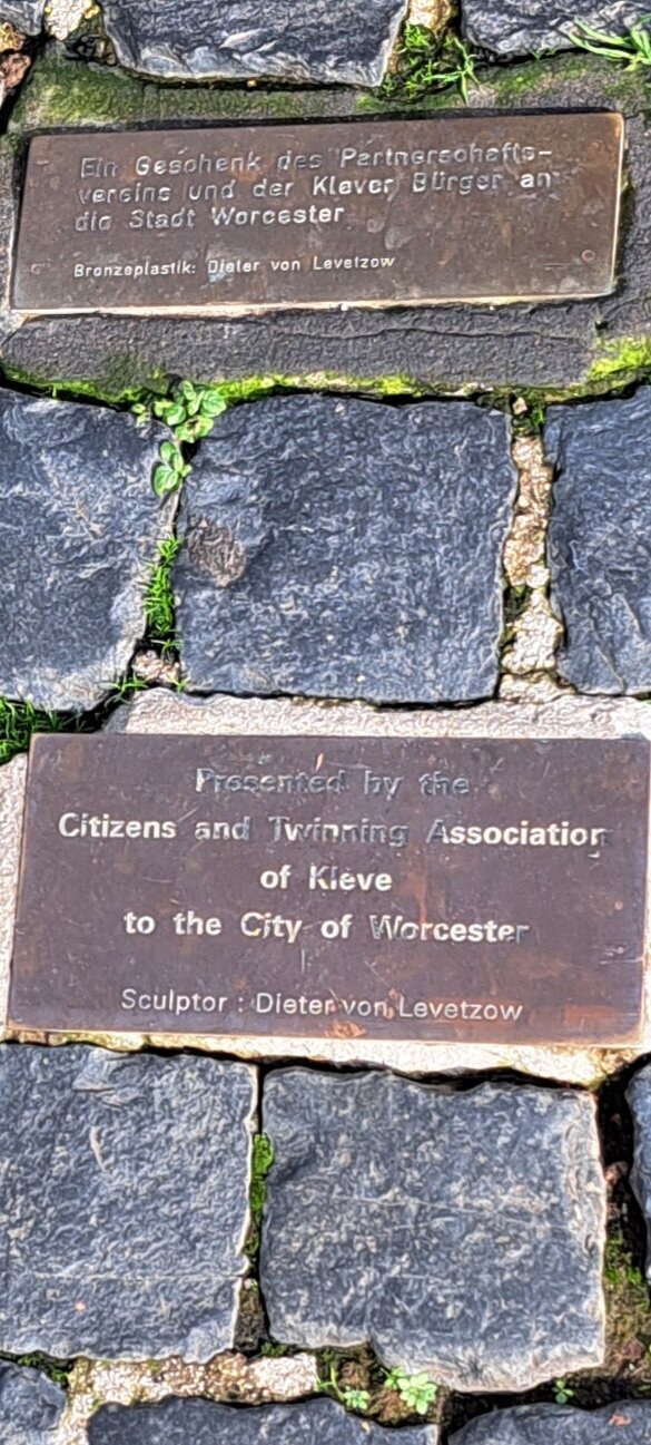 The Swan Rescue Statue (Worcester, Inggris) - Review - Tripadvisor