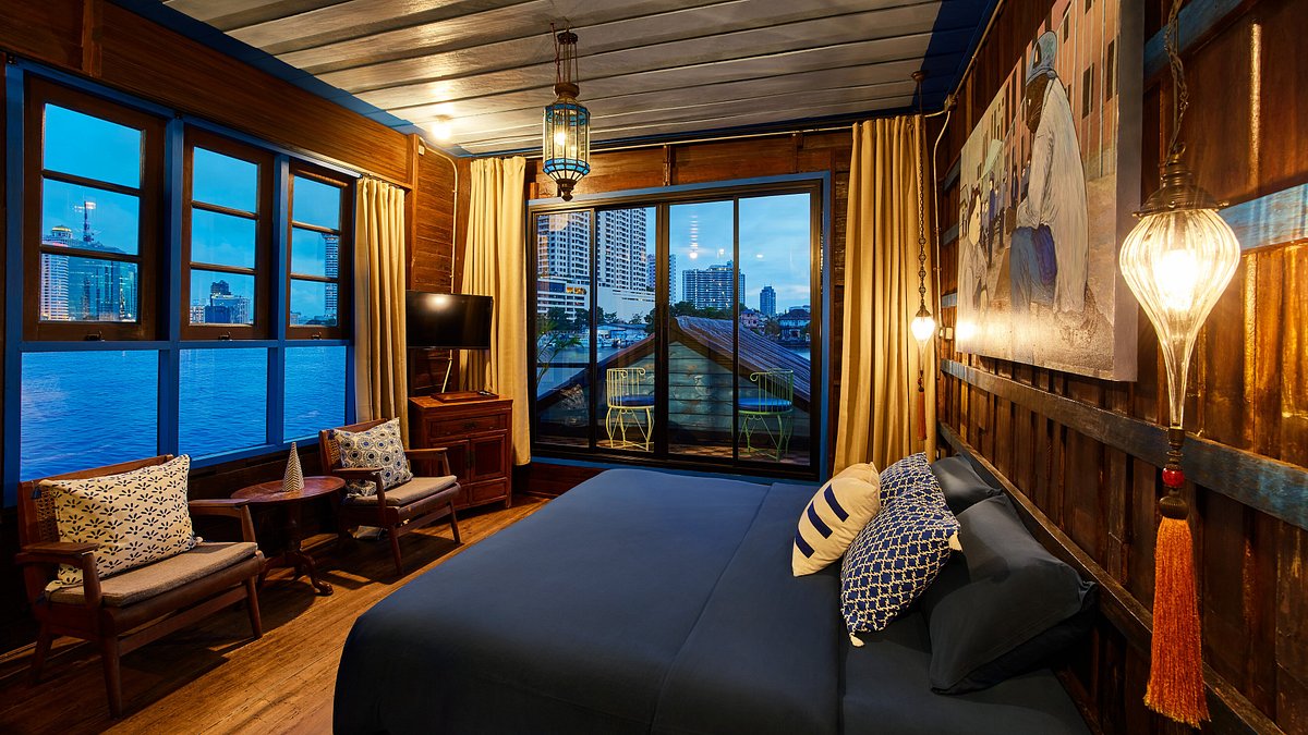 Bedroom with Bangkok view at Loy La Long Hotel