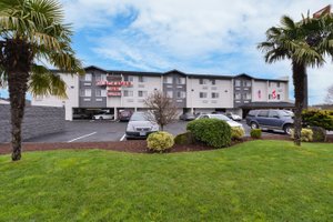 Clackamas Inn & Suites in Clackamas, image may contain: Hotel, City, Inn, Tree