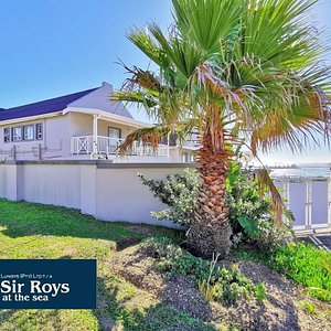 Sir Roy's at the Sea in Port Elizabeth, image may contain: Villa, Cottage, Grass, Tree