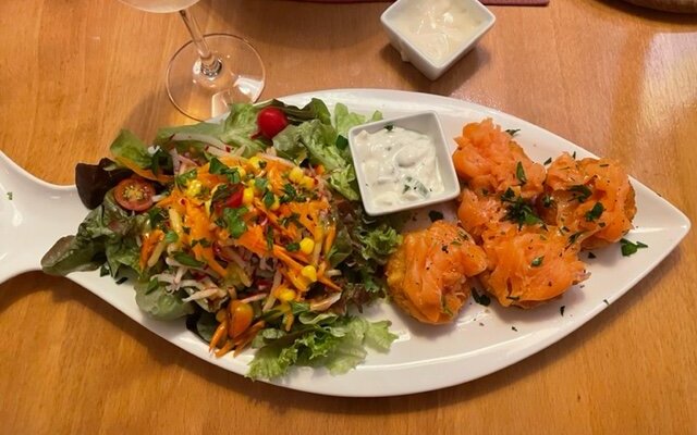 Salat mit Rösti & Lachs