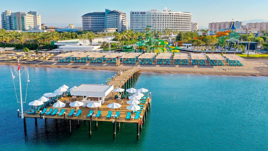 Denize Sıfır Antalya Oteli Crystal Centro Resort.