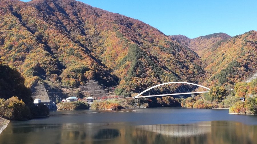 湖畔の大きな橋
