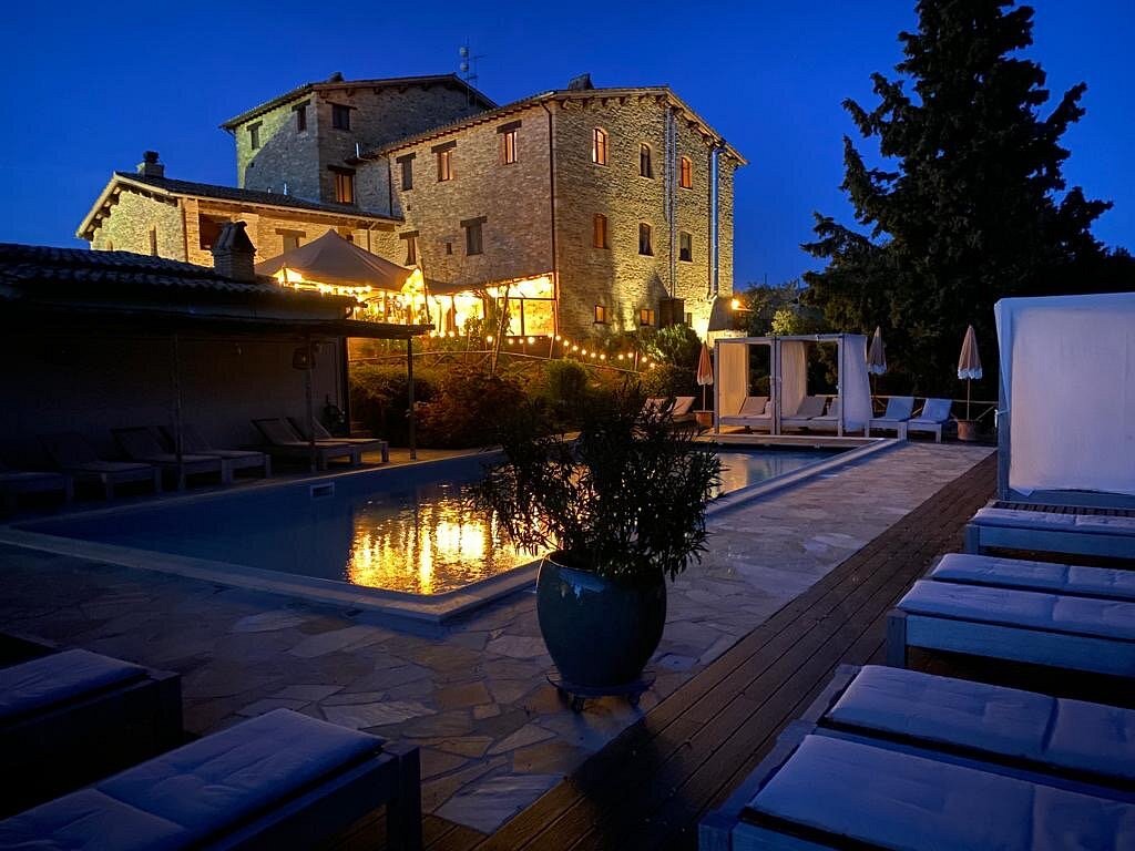 25 Einzigartige ECO LODGES: Resorts, Hütten, Baumhäuser, Kuppeln 30 Borgo Castello Panicaglia - pool at night