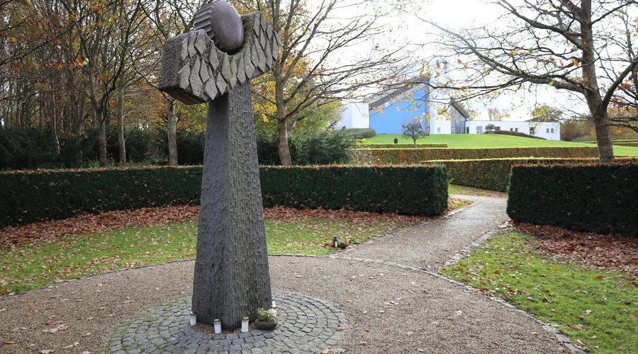 Skjoldhøjenglen på kirkegården. 