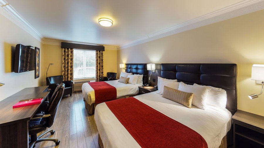 Voici l'une de nos chambres doubles à deux lits queen. Disponible avec ou sans tapis