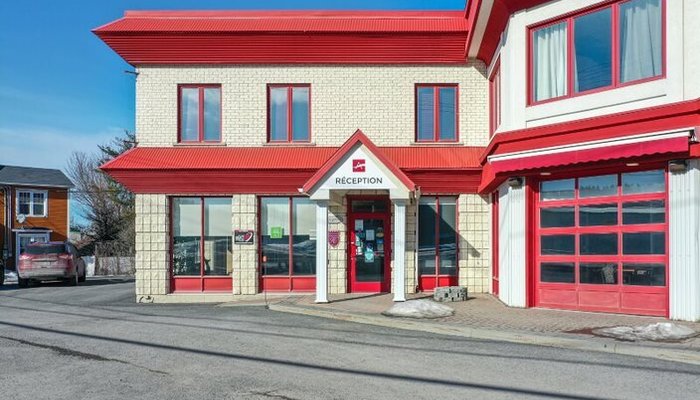Extérieur de l'Auberge Ambassadeur en plein mois d'été