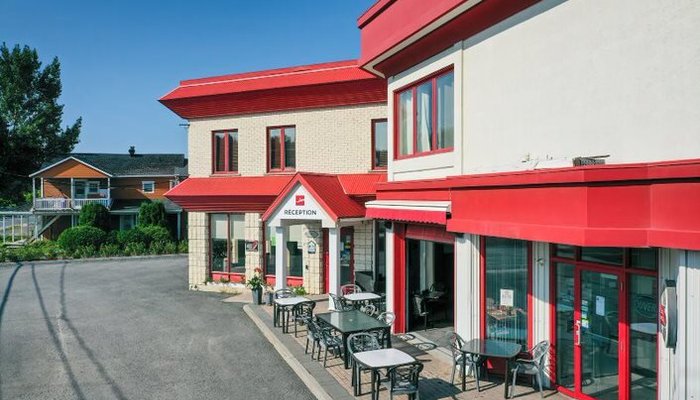 Extérieur de l'Auberge Ambassadeur en plein mois d'été