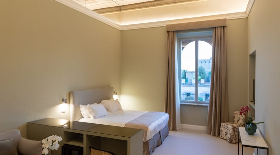 Our Junior Suite Giulia with its 40 meter square, frescoed ceiling and King size bed (180x200 cm) overlooking the Gesù's Church, Il Vittoriano and the Capitol Hill.