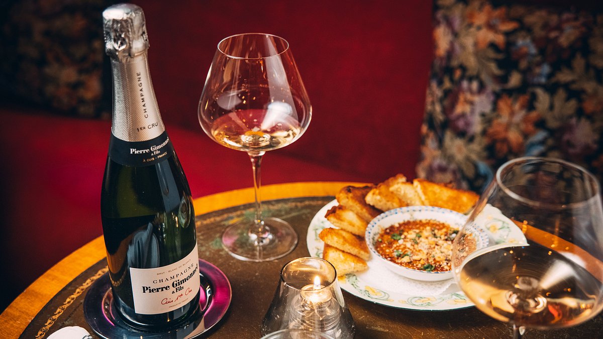 Food and drinks at Soif Wine Lounge in Chicago