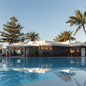 Nuestra magnífica piscina exterior rodeada de jardines de vegetación autóctona. 